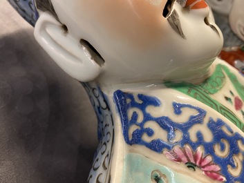 Twee Chinese famille rose figuren van een onsterfelijke, 19/20e eeuw